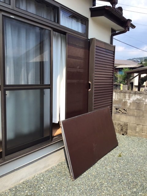さくらエステート 大牟田店の台風対策 雨戸パネルの取替えの施工前の写真1